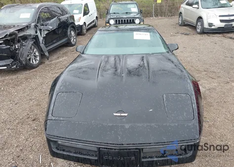 1984 Chevrolet Corvette из США, поврежденный, VIN 1G1AY0785E5120226
